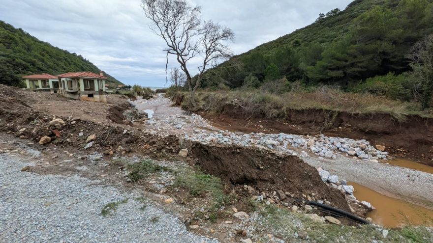 Μετρούν τις πληγές τους οι κάτοικοι μετά την κακοκαιρία στο Πήλιο, κατέρρευσαν δρόμοι και γέφυρες: Δείτε βίντεο και φωτογραφίες