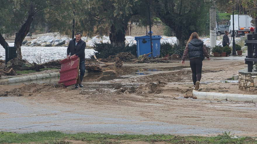 Μετρούν τις πληγές τους οι κάτοικοι μετά την κακοκαιρία στο Πήλιο, κατέρρευσαν δρόμοι και γέφυρες: Δείτε βίντεο και φωτογραφίες