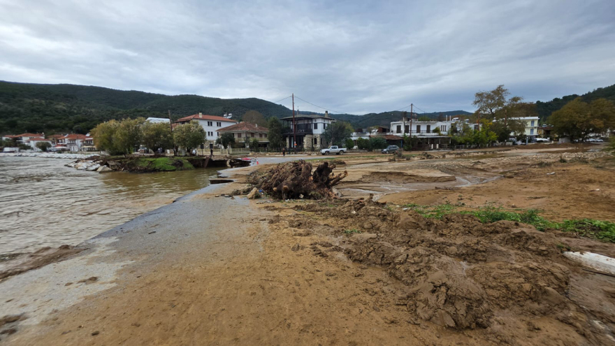 Μετρούν τις πληγές τους οι κάτοικοι μετά την κακοκαιρία στο Πήλιο, κατέρρευσαν δρόμοι και γέφυρες: Δείτε βίντεο και φωτογραφίες