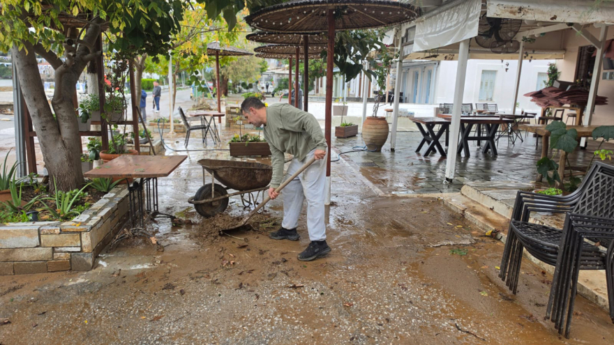 Μετρούν τις πληγές τους οι κάτοικοι μετά την κακοκαιρία στο Πήλιο, κατέρρευσαν δρόμοι και γέφυρες: Δείτε βίντεο και φωτογραφίες