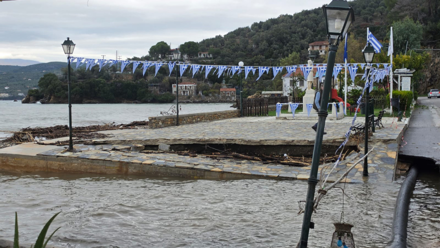 Μετρούν τις πληγές τους οι κάτοικοι μετά την κακοκαιρία στο Πήλιο, κατέρρευσαν δρόμοι και γέφυρες: Δείτε βίντεο και φωτογραφίες