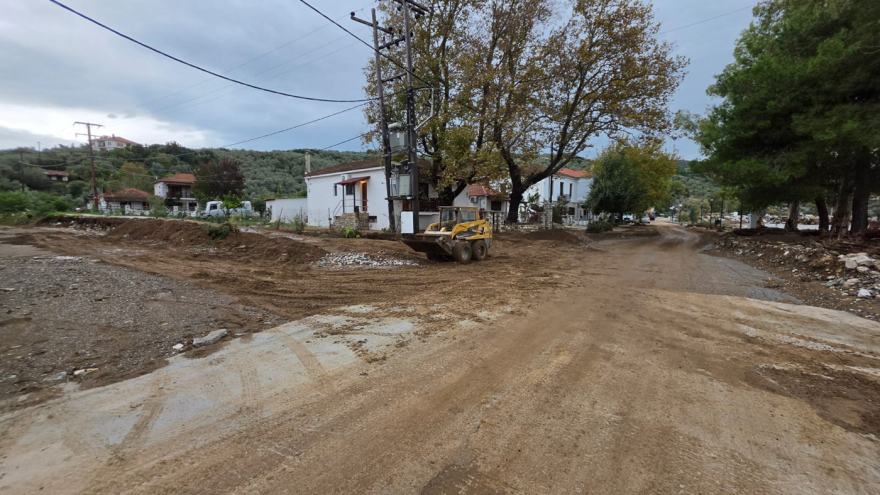 Μετρούν τις πληγές τους οι κάτοικοι μετά την κακοκαιρία στο Πήλιο, κατέρρευσαν δρόμοι και γέφυρες: Δείτε βίντεο και φωτογραφίες