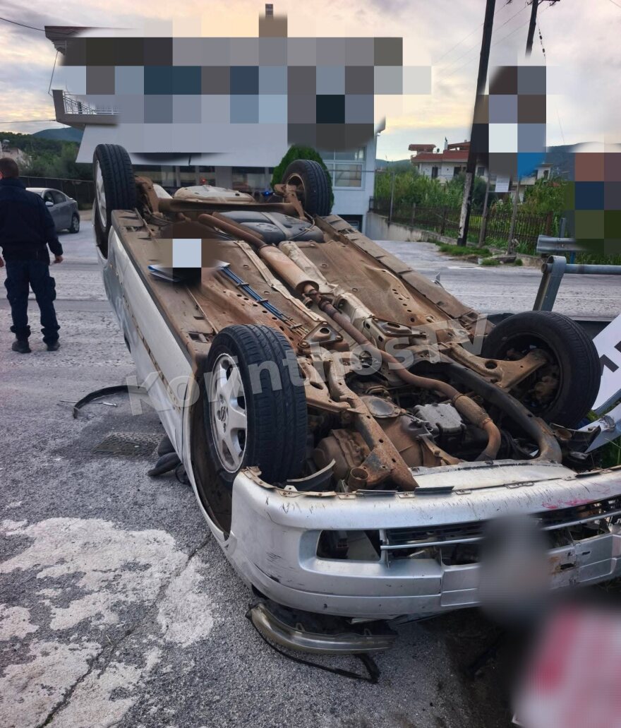 Σοβαρό τροχαίο στην Αλμυρή Κορινθίας, αυτοκίνητο προσέκρουσε στις μπάρες και αναποδογύρισε