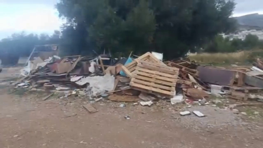 Συνελήφθησαν δύο νεαροί που έριξαν μπάζα και καπνοδόχους σε οικόπεδο στο Αιγάλεω, αστυνομική επιχείρηση και στη Σαλαμίνα για παράνομα απόβλητα

