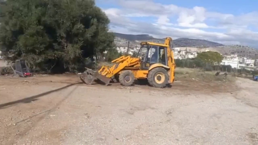 Συνελήφθησαν δύο νεαροί που έριξαν μπάζα και καπνοδόχους σε οικόπεδο στο Αιγάλεω, αστυνομική επιχείρηση και στη Σαλαμίνα για παράνομα απόβλητα
