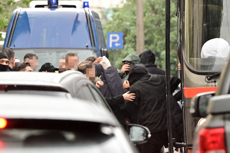 Με κουκούλες και κατεβασμένα κεφάλια στην Ευελπίδων οι 30 πρώτοι συλληφθέντες για την υπόθεση των φούρνων «Χωριάτικο», δείτε εικόνες