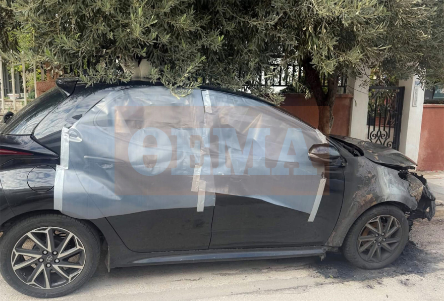 Η στιγμή που ο αξιωματικός του Πολεμικού Ναυτικού εισβάλλει στο σπίτι της πρώην του στη Γλυφάδα για να βάλει φωτιά, δείτε βίντεο