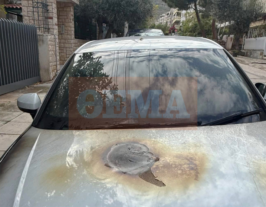 Η στιγμή που ο αξιωματικός του Πολεμικού Ναυτικού εισβάλλει στο σπίτι της πρώην του στη Γλυφάδα για να βάλει φωτιά, δείτε βίντεο