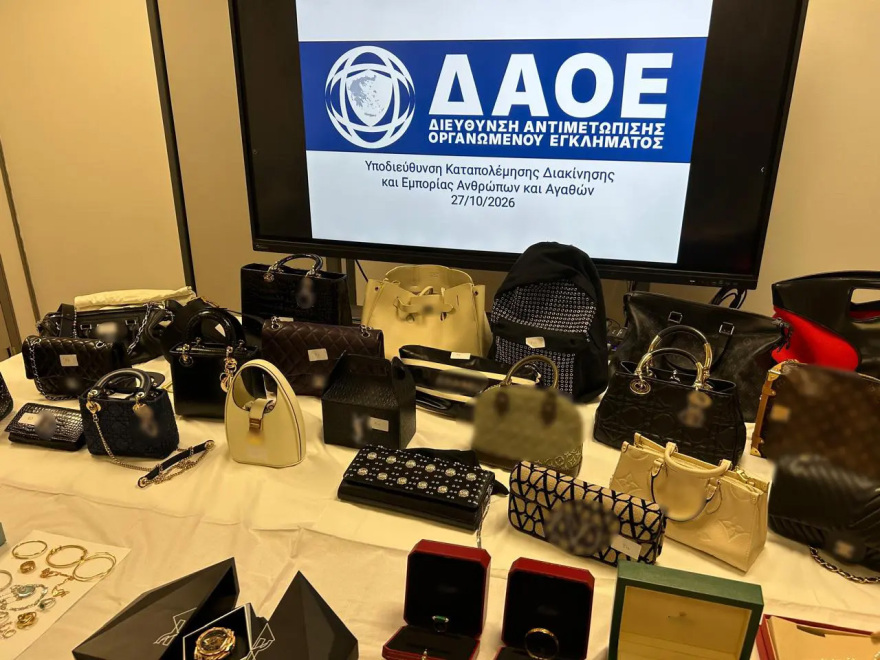 Η χλιδή του κυκλώματος του Mr Χωριάτικο: Μισό εκατ. ευρώ, χρυσά κοσμήματα και πολυτελή αμάξια, δείτε βίντεο και φωτογραφίες
