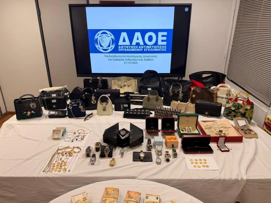 Η χλιδή του κυκλώματος του Mr Χωριάτικο: Μισό εκατ. ευρώ, χρυσά κοσμήματα και πολυτελή αμάξια, δείτε βίντεο και φωτογραφίες

