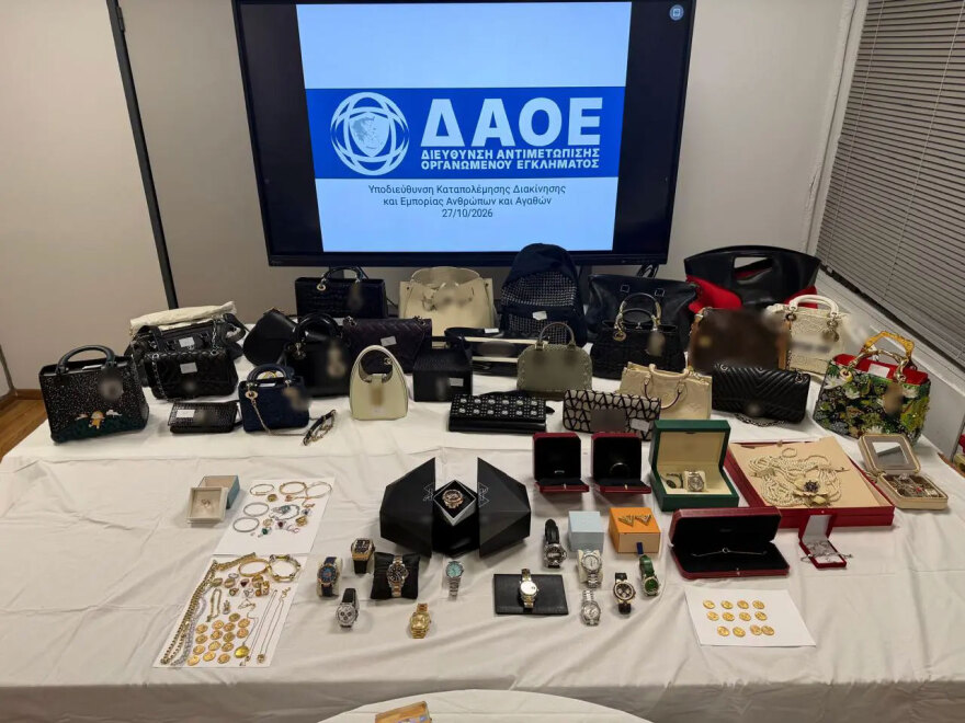 Η χλιδή του κυκλώματος του Mr Χωριάτικο: Μισό εκατ. ευρώ, χρυσά κοσμήματα και πολυτελή αμάξια, δείτε βίντεο και φωτογραφίες
