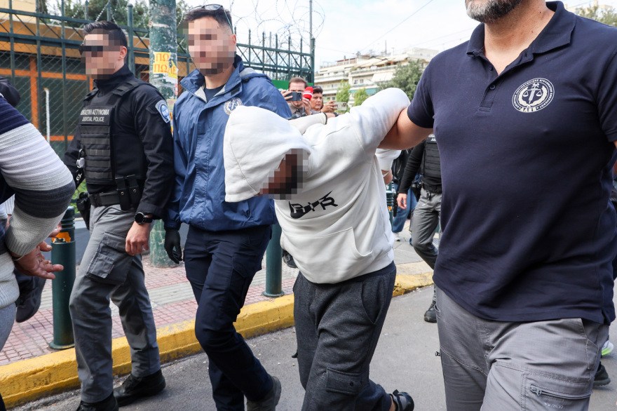 Προθεσμία για να απολογηθούν πήραν οι τρεις κλέφτες χαλκού για την πολύνεκρη έκρηξη στην Πλάκα - Όλο το κατηγορητήριο
