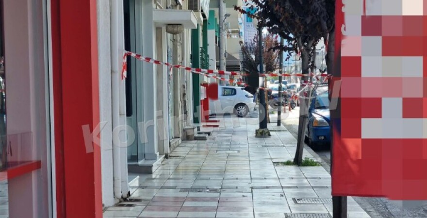 Έπεσαν κομμάτια από μπαλκόνι στο κέντρο της Κορίνθου, δείτε φωτογραφίες