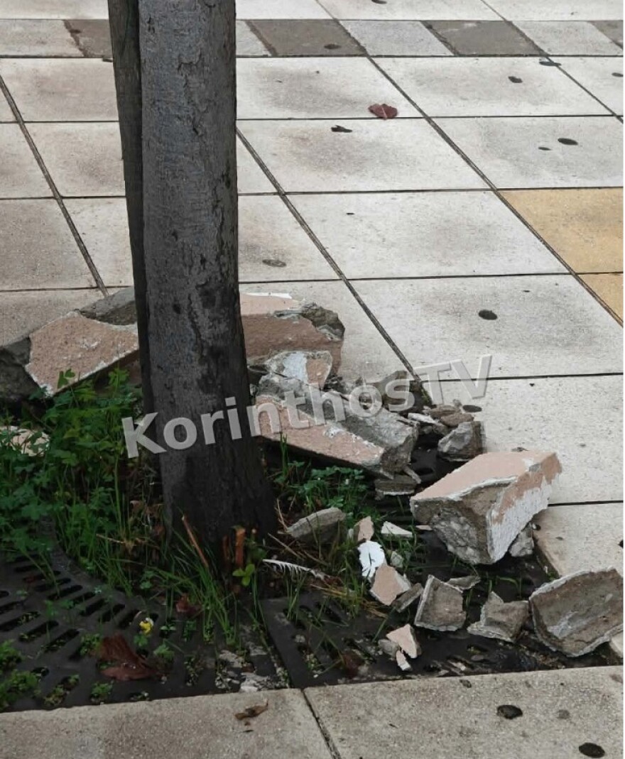 Έπεσαν κομμάτια από μπαλκόνι στο κέντρο της Κορίνθου, δείτε φωτογραφίες