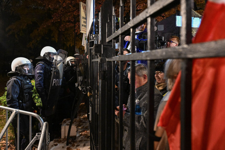 Σκηνικό κρίσης στην Πολωνία: Αστυνομία και καταγγελίες για «πραξικόπημα» στο Συνταγματικό Δικαστήριο, γύρισε πίσω το αεροπλάνο του προέδρου Ναβρότσκι, βίντεο