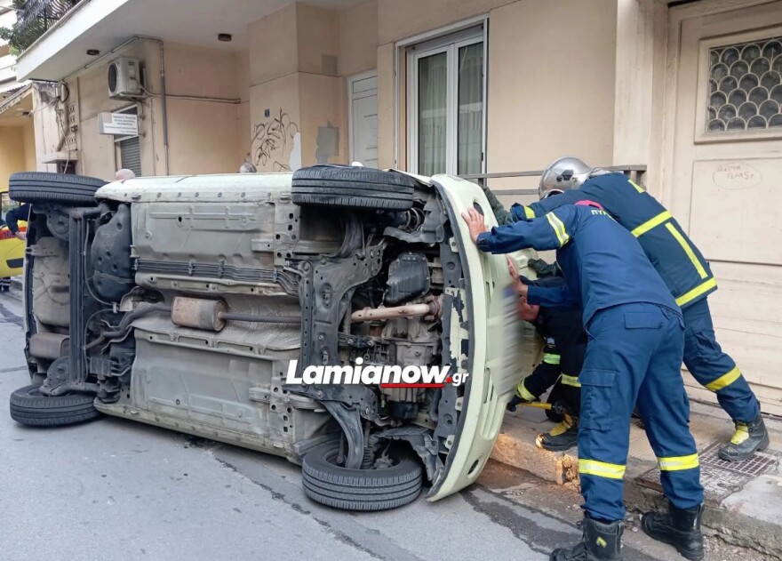 Τροχαίο στη Λαμία με όχημα που εξετράπη της πορείας του και τούμπαρε, βίντεο και φωτογραφίες