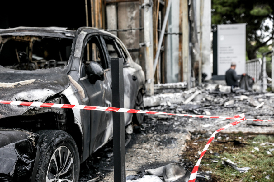 Από εμπρηστική επίθεση η πυρκαγιά σε αντιπροσωπεία αυτοκινήτων στη Γλυφάδα, εκτεταμένες ζημιές, δείτε εικόνες
