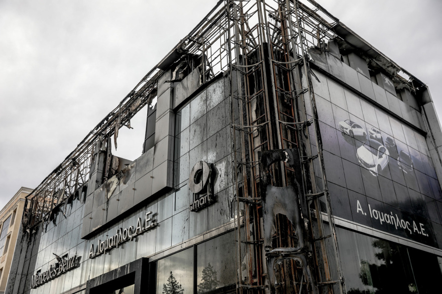 Από εμπρηστική επίθεση η πυρκαγιά σε αντιπροσωπεία αυτοκινήτων στη Γλυφάδα, εκτεταμένες ζημιές, δείτε εικόνες