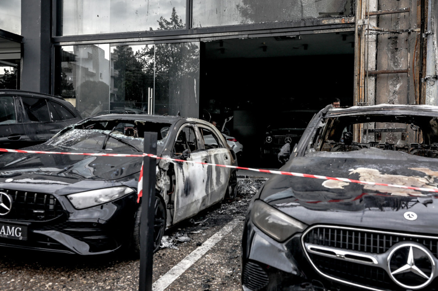 Από εμπρηστική επίθεση η πυρκαγιά σε αντιπροσωπεία αυτοκινήτων στη Γλυφάδα, εκτεταμένες ζημιές, δείτε εικόνες
