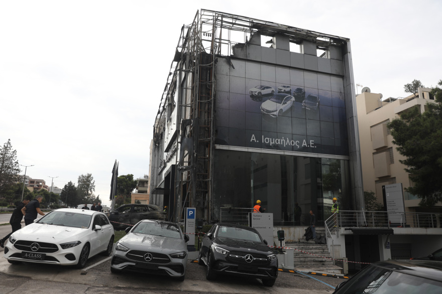 Από εμπρηστική επίθεση η πυρκαγιά σε αντιπροσωπεία αυτοκινήτων στη Γλυφάδα, εκτεταμένες ζημιές, δείτε εικόνες