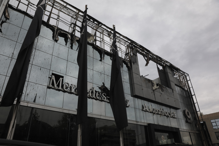 Από εμπρηστική επίθεση η πυρκαγιά σε αντιπροσωπεία αυτοκινήτων στη Γλυφάδα, εκτεταμένες ζημιές, δείτε εικόνες