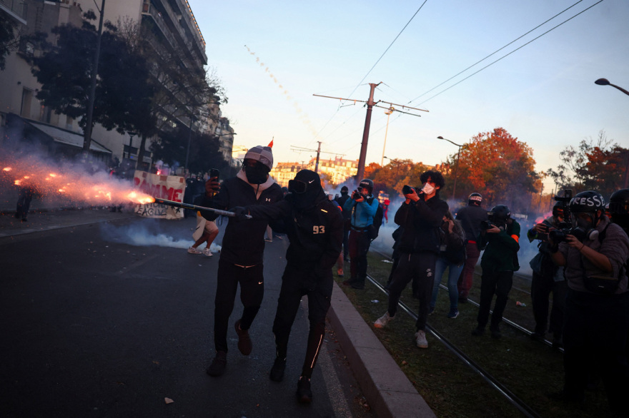 Νέος γύρος έντασης στο Παρίσι: Διαδηλωτές ξήλωσαν τα πεζοδρόμια και πέταξαν κομμάτια στους αστυνομικούς, δείτε βίντεο και φωτογραφίες