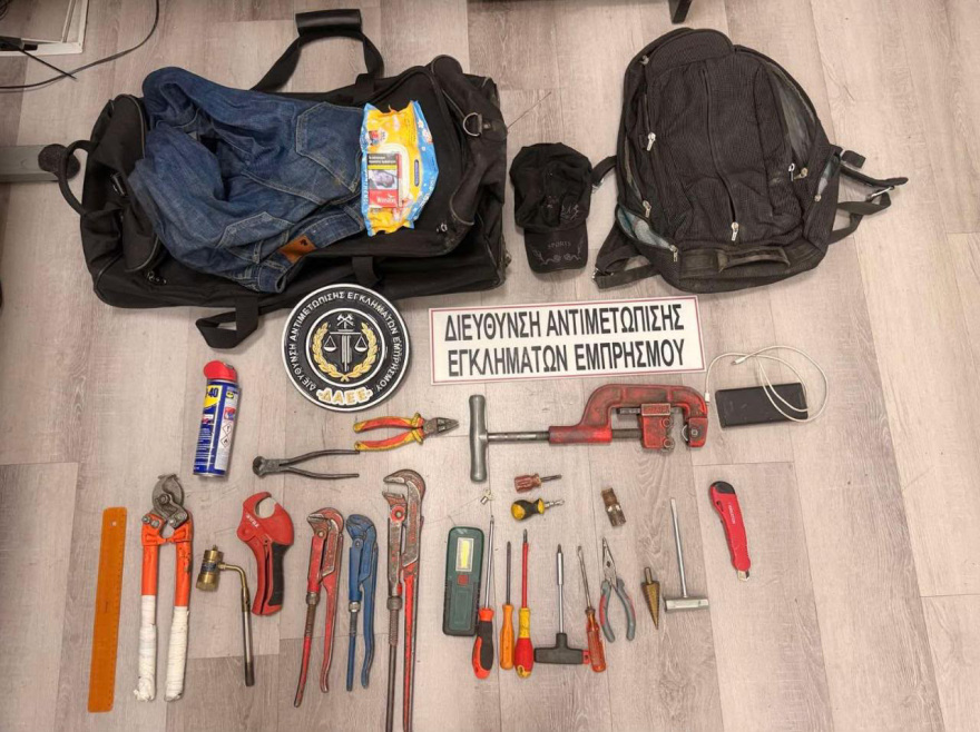 Έκρηξη στην Πλάκα: Βίντεο με τους δράστες να ψάχνουν πόρτα πόρτα πού να μπουν για να κάνουν πλιάτσικο, η φωτογραφία που τους «έκαψε»
