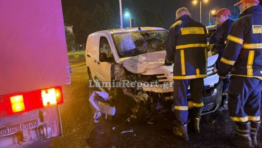 Τροχαίο με έναν τραυματία στη Λαμία, συγκρούστηκαν δύο βαν