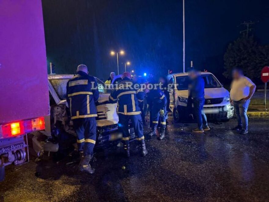 Τροχαίο με έναν τραυματία στη Λαμία, συγκρούστηκαν δύο βαν