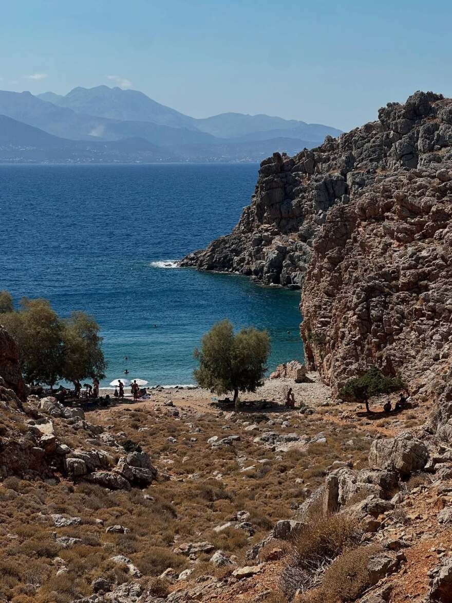 Η Γαία Μερκούρη ποζάρει με μαγιό σε παραλία της Κρήτης
