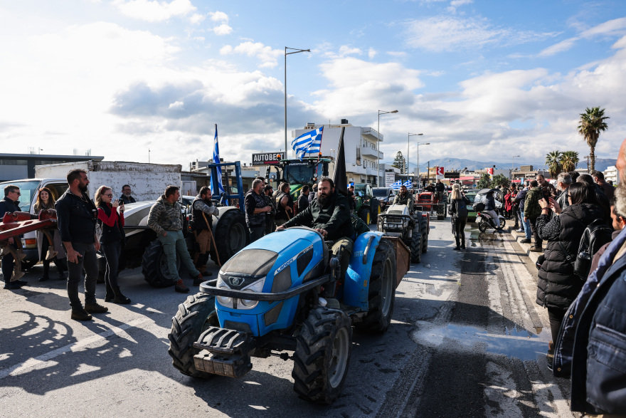 Σκληραίνουν τη στάση τους οι αγρότες: Επεισόδια έξω από το αεροδρόμιο στο Ηράκλειο και μπλόκα σε εθνικές οδούς, ετοιμάζονται για αποκλεισμούς σε λιμάνια