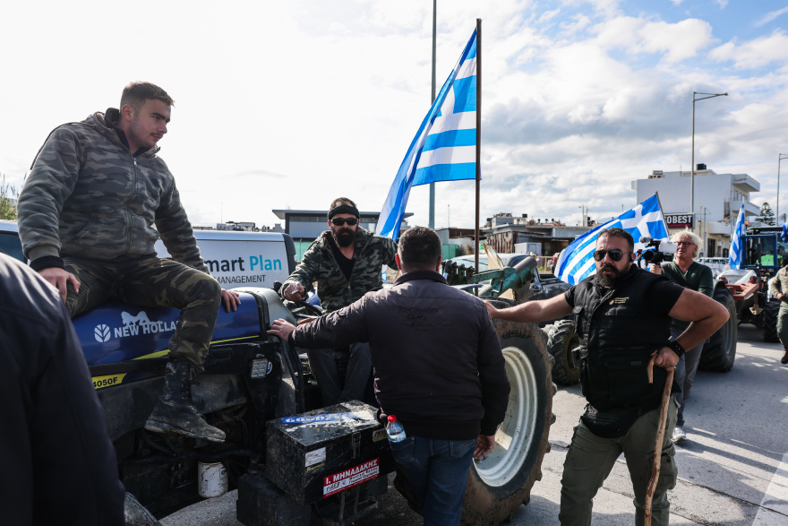 Σκληραίνουν τη στάση τους οι αγρότες: Επεισόδια έξω από το αεροδρόμιο στο Ηράκλειο και μπλόκα σε εθνικές οδούς, ετοιμάζονται για αποκλεισμούς σε λιμάνια