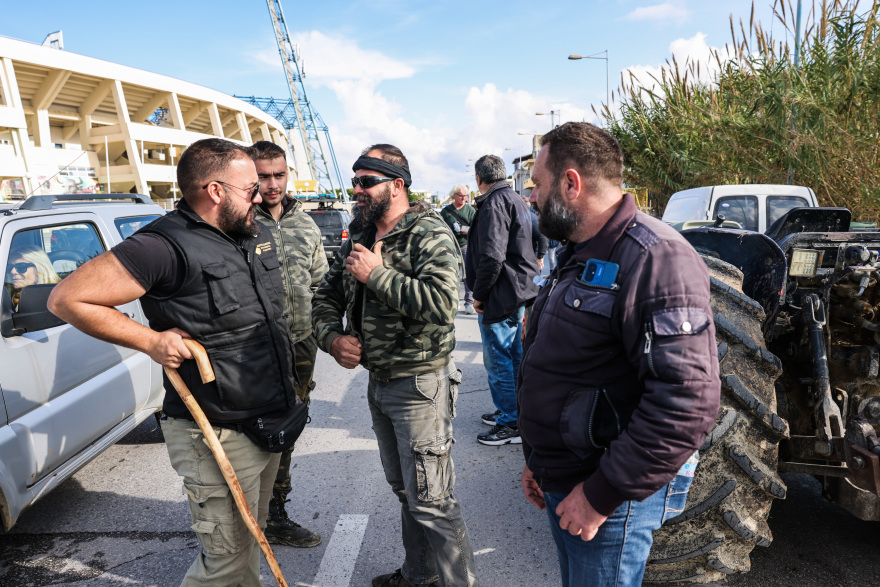 Σκληραίνουν τη στάση τους οι αγρότες: Επεισόδια έξω από το αεροδρόμιο στο Ηράκλειο και μπλόκα σε εθνικές οδούς, ετοιμάζονται για αποκλεισμούς σε λιμάνια
