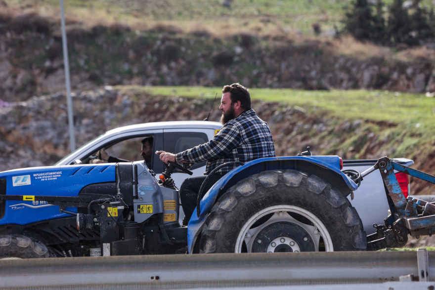 Σκληραίνουν τη στάση τους οι αγρότες: Επεισόδια έξω από το αεροδρόμιο στο Ηράκλειο και μπλόκα σε εθνικές οδούς, ετοιμάζονται για αποκλεισμούς σε λιμάνια