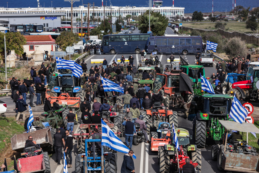 Σκληραίνουν τη στάση τους οι αγρότες: Επεισόδια έξω από το αεροδρόμιο στο Ηράκλειο και μπλόκα σε εθνικές οδούς, ετοιμάζονται για αποκλεισμούς σε λιμάνια