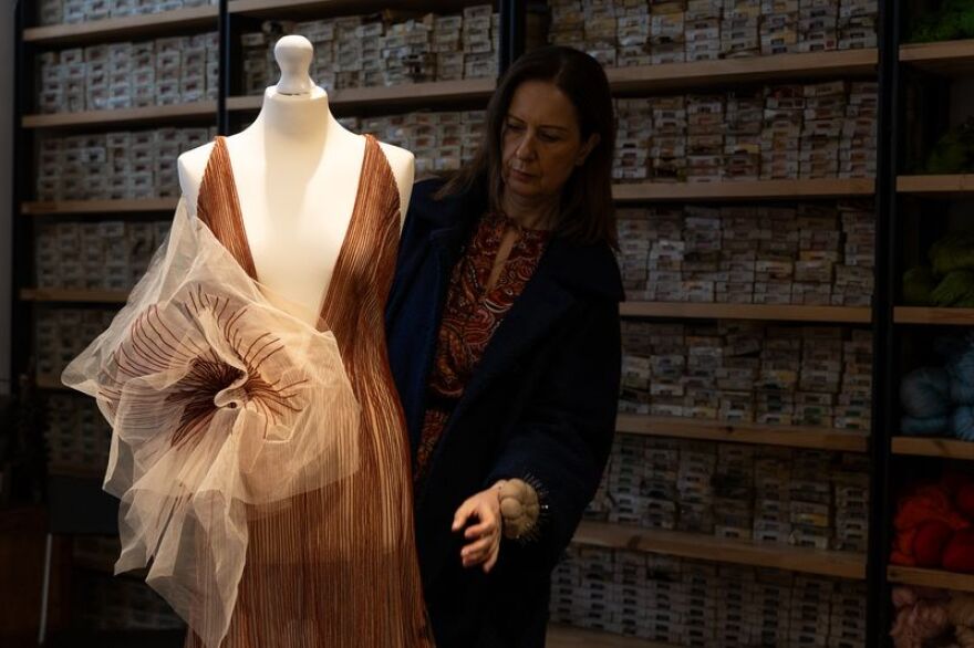 Μουσείο Μπενάκη: Διοργανώνει τη έκθεση «Νημάτων Ένδυμα» της σχεδιάστριας Denise Ελευθερίου