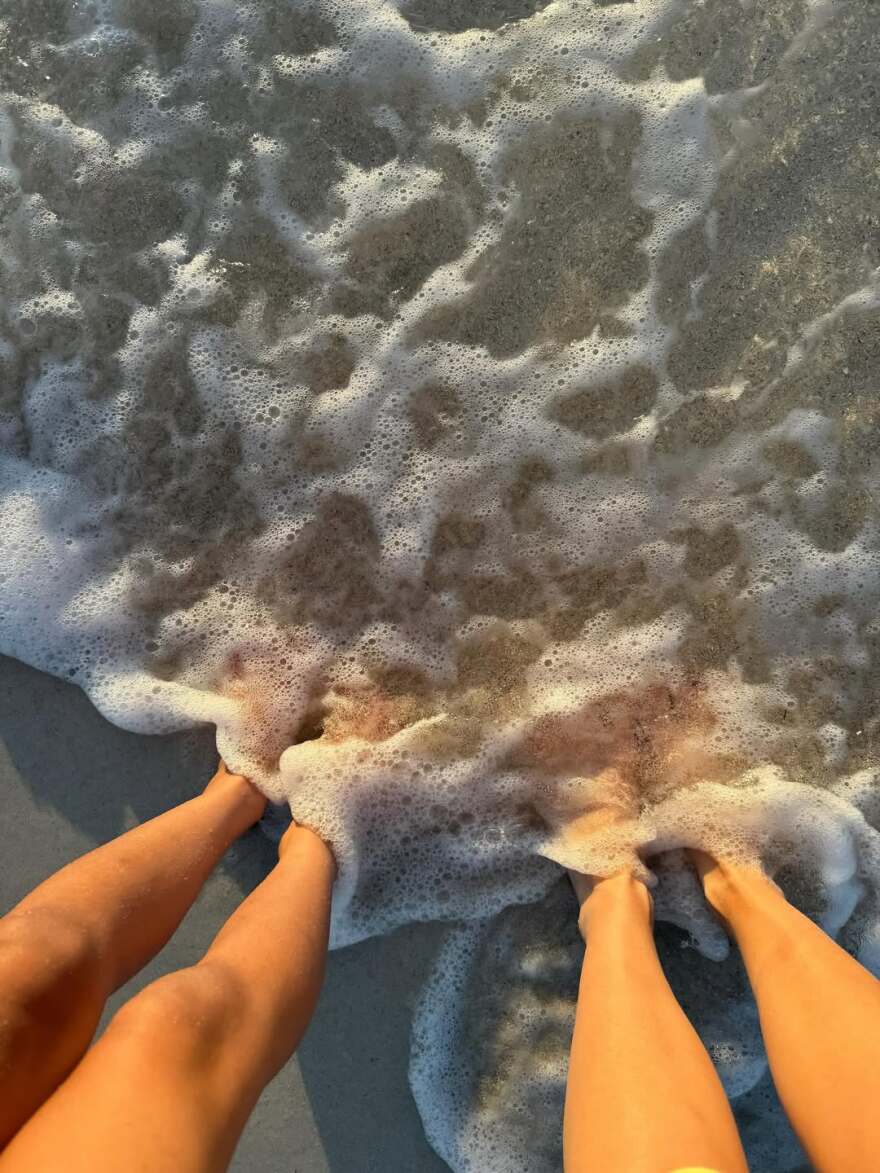 Κάιλι Τζένερ: Τα καλοκαιρινά της στιγμιότυπα - Ποζάρει στην άμμο με χρυσό μπικίνι