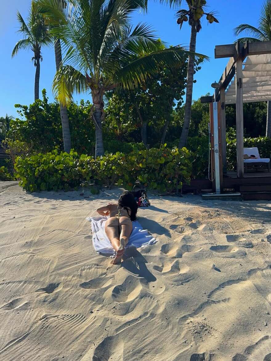 Κάιλι Τζένερ: Τα καλοκαιρινά της στιγμιότυπα - Ποζάρει στην άμμο με χρυσό μπικίνι