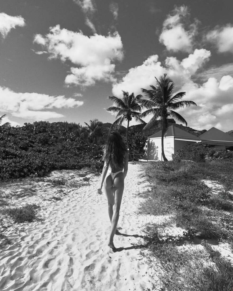 Ιζαμπέλ Γκουλάρτ: Οι σέξι πόζες της σε εξωτική παραλία