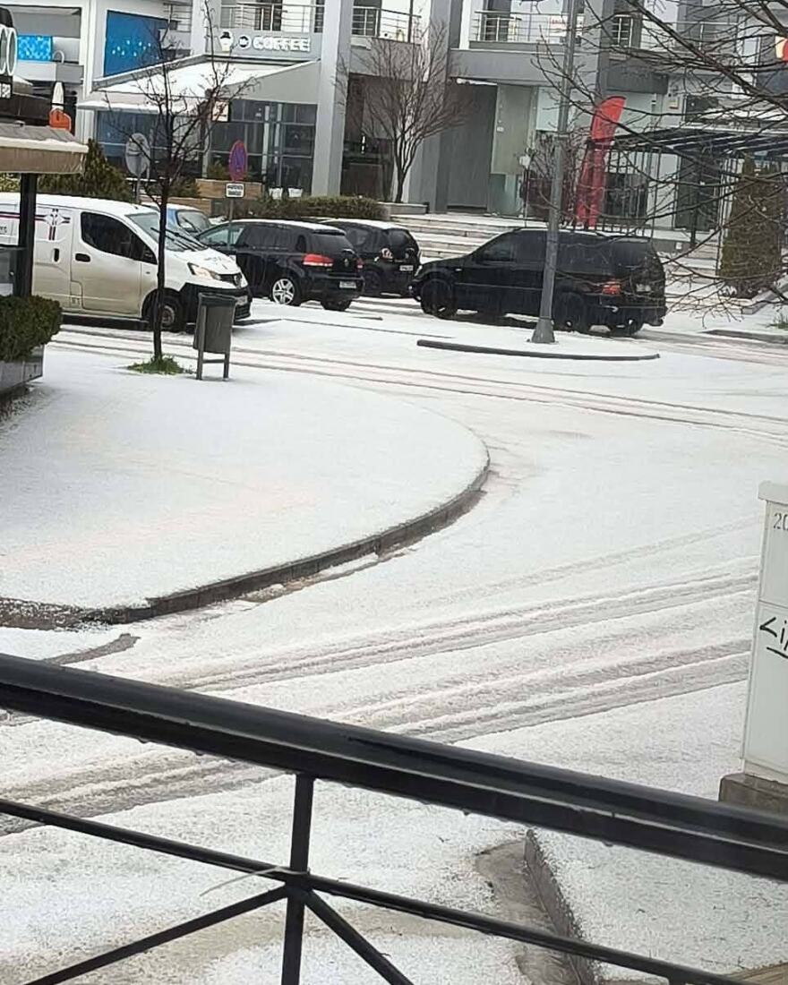 Ξεκίνησε η κακοκαιρία Erminio: Σφοδρή χαλαζόπτωση στον Πολύγυρο Χαλκιδικής, ισχυροί άνεμοι και βροχές