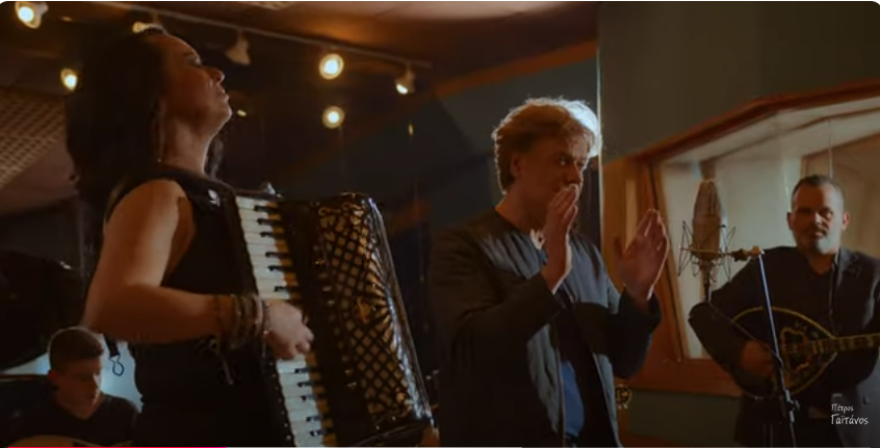 Πέτρος Γαϊτάνος: Τραγουδά τη «Μολυβιά» του Μανώλη Αγγελόπουλου και εκπλήσσει - Δείτε βίντεο