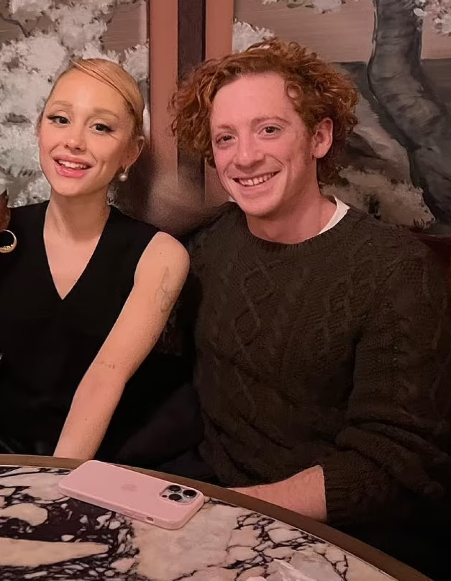 Ίθαν Σλέιτερ: Η πρώην σύζυγός του σπάει τη σιωπή της για τη σχέση του με την Αριάνα Γκράντε