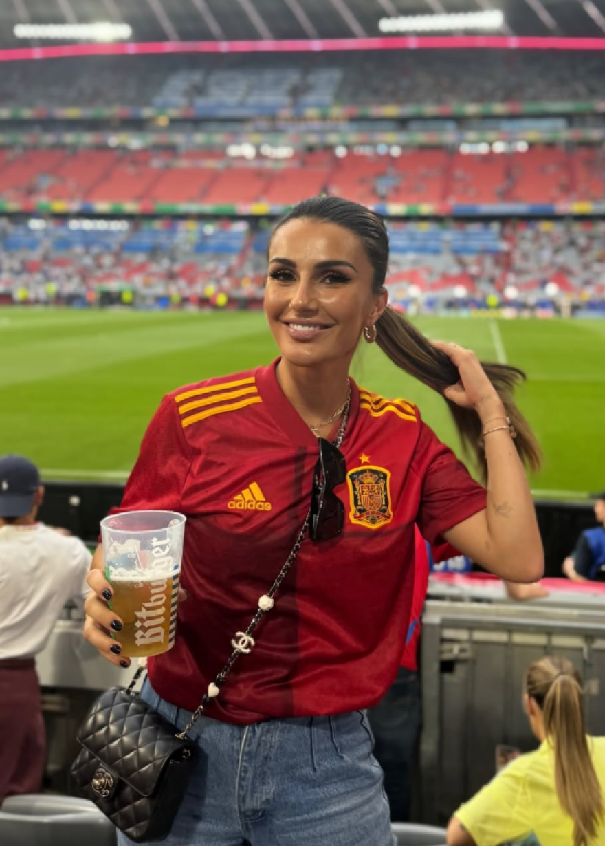 Η δημοσιογράφος που έφτασε στη Θεσσαλονίκη μαζί με τον Πένια - Η σχέση τους και το παρελθόν της με τον Τεό Ερνάντεζ