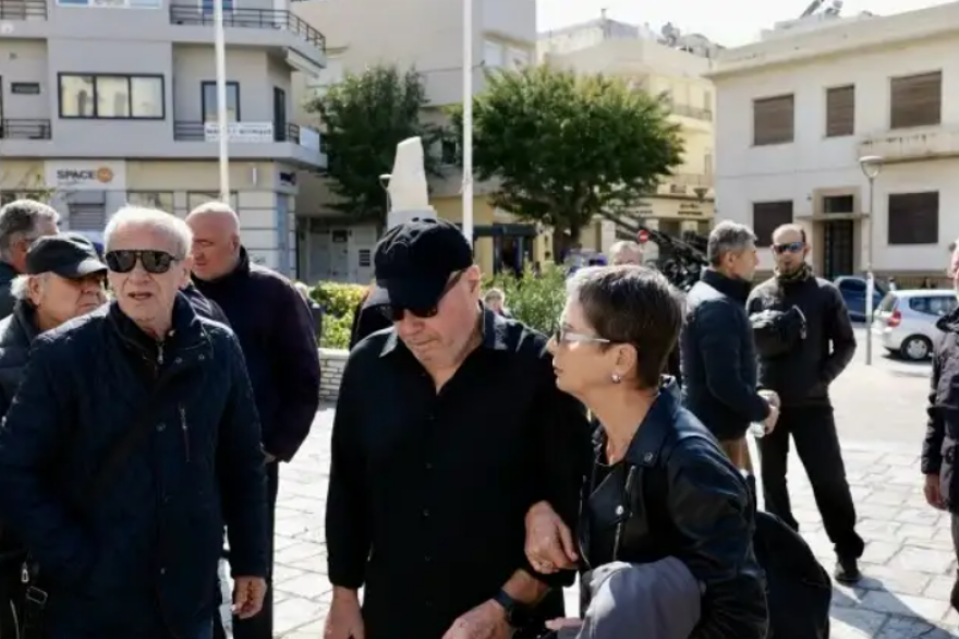 Μανώλης Λιδάκης: Συγγενείς και φίλοι λένε το τελευταίο «αντίο» στον τραγουδιστή - Συντετριμμένα τα αδέρφια του