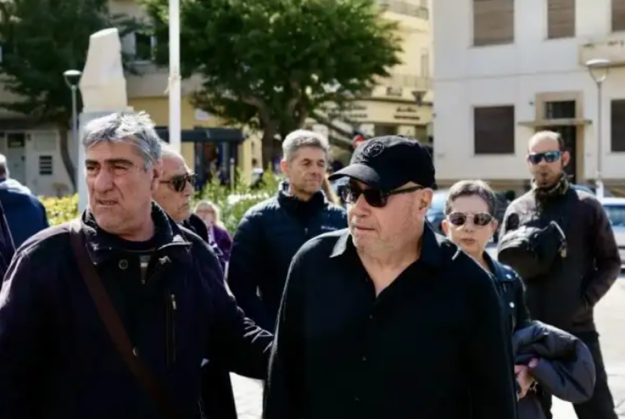 Μανώλης Λιδάκης: Συγγενείς και φίλοι λένε το τελευταίο «αντίο» στον τραγουδιστή - Συντετριμμένα τα αδέρφια του
