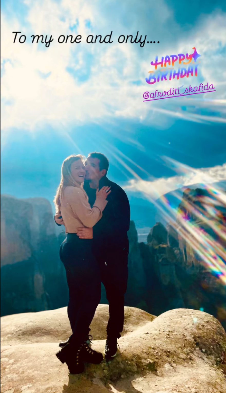 Πύρρος Δήμας: Το φιλί στην Αφροδίτη Σκαφίδα και οι ευχές για τα γενέθλιά της