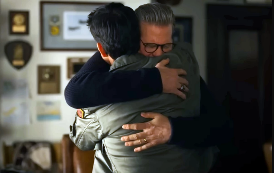 Όταν ο Τομ Κρουζ δάκρυσε για τον Βαλ Κίλμερ - Το «Top Gun», η κινηματογραφική αγκαλιά, η αληθινή φιλία και η τέχνη που... αντέγραψε τη ζωή