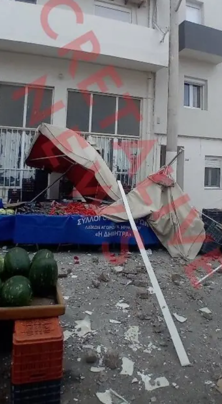 Πετάχτηκε για καφέ και δεν έπεσε το... μπαλκόνι πάνω του – Αναστάτωση στο Ηράκλειο για το ατύχημα στη λαϊκή αγορά