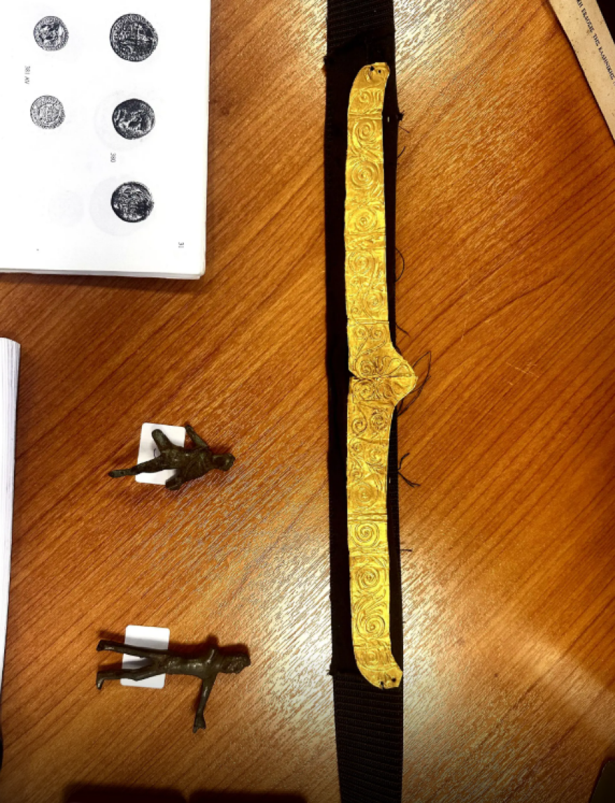 Δύο συλλήψεις στον Άλιμο για παράνομη αγοραπωλησία αρχαιοτήτων - Δείτε βίντεο και φωτογραφίες 