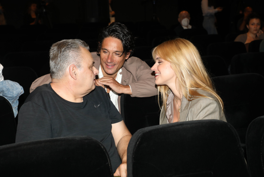 Πάνος Βλάχος και Νατάσα Εξηνταβελώνη πραγματοποίησαν την πρώτη τους κοινή δημόσια εμφάνιση - Οι φωτογραφίες με τον πατέρα της ηθοποιού
